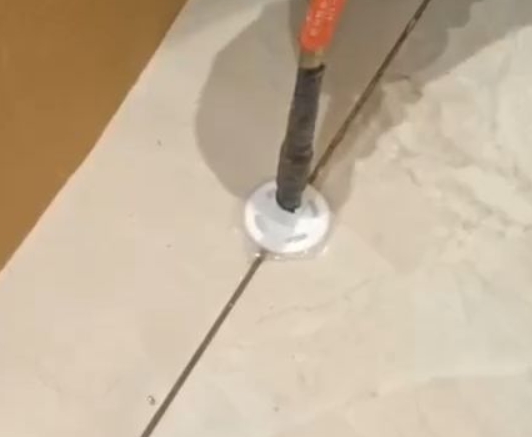 临朐瓷砖空鼓维修公司专业解答瓷砖在铺贴过程中，如果没有涂抹均匀到位的粘结材料（如水泥砂浆或瓷砖胶），可能会导致以下问题