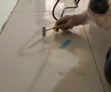 临朐瓷砖开裂维修公司专业分享瓷砖在铺贴前如果没有沥干水分，将会导致以下问题